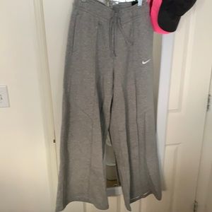 Nike Loose fit sweatpants NWT
